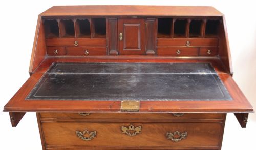 A FINE GEORGE 111 MAHOGANY 5 DRAWER BUREAU - ADDITIONAL PHOTO 4