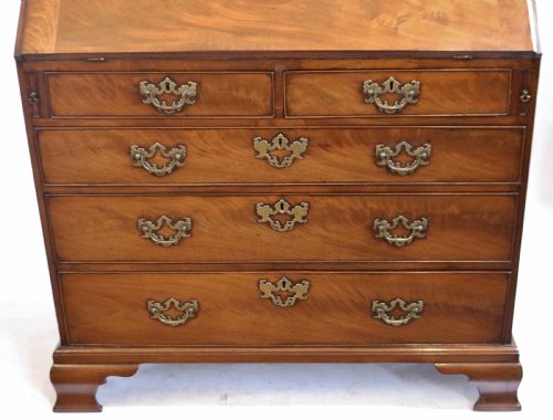 A FINE GEORGE 111 MAHOGANY 5 DRAWER BUREAU - ADDITIONAL PHOTO 9