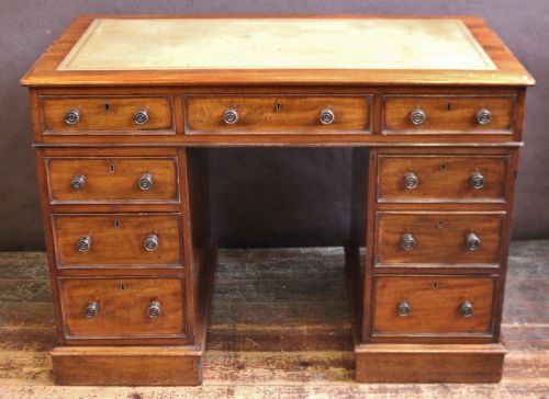 Victorian Mahogany 9 Drawer Kneehole Desk