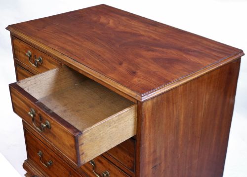 GEORGE111 SMALL MAHOGANY 5 DRAWER CHEST ON OG FEET - ADDITIONAL PHOTO 4