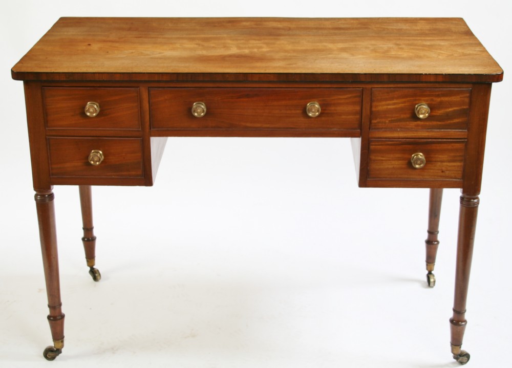 George 1V Mahogany 5 Drawer Kneehole Table in the Manner of Gillows.