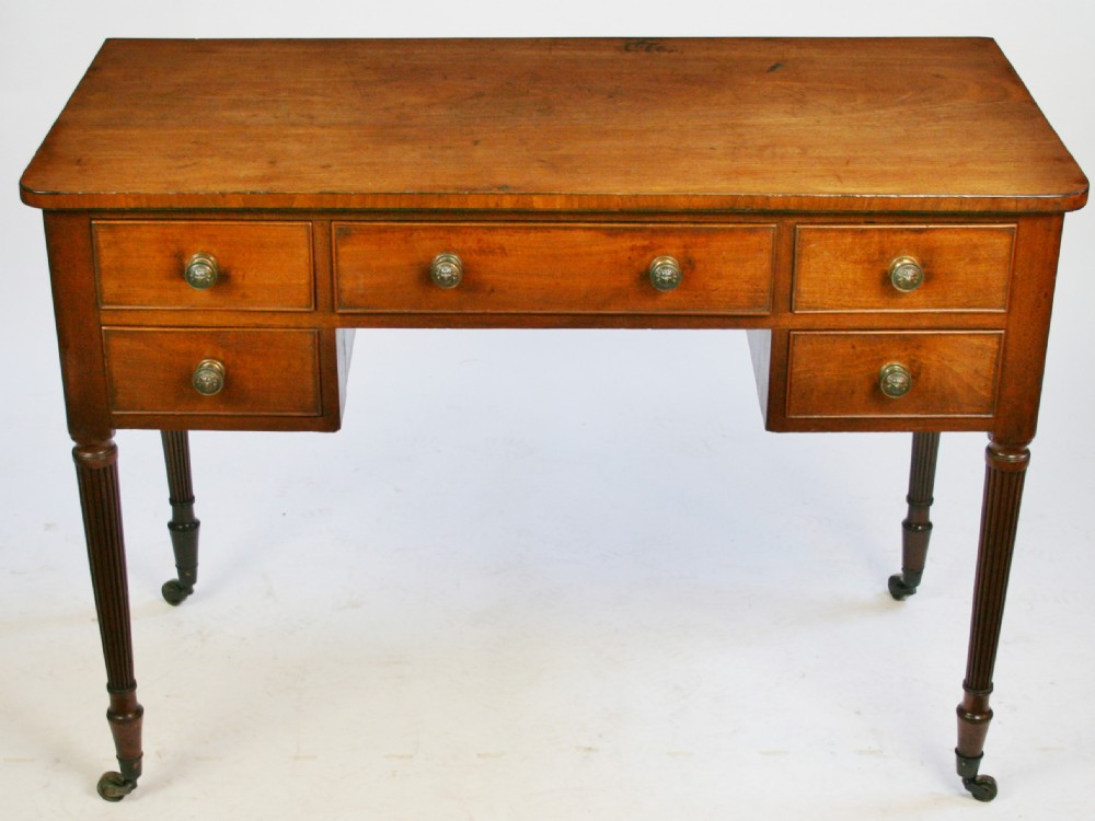 George 1V Mahogany 5 Drawer Kneehole Table in the Manner of Gillows.