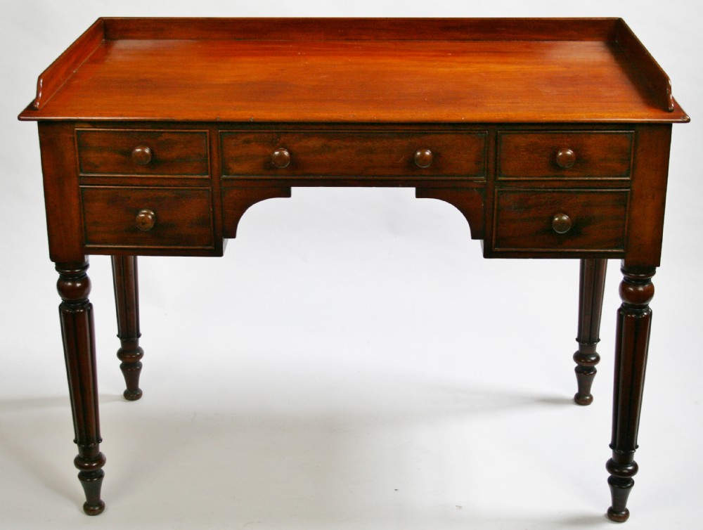 Early Victorian Mahogany 5 Drawer Kneehole Table.