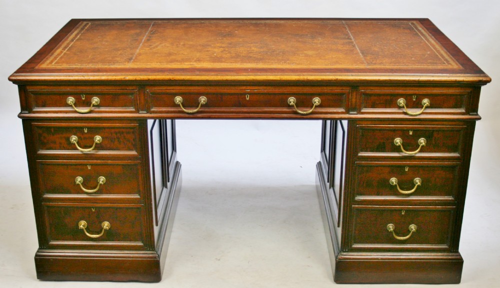 Good Quality Edwardian Mahogany 9 Drawer Kneehole 3 Part Desk
