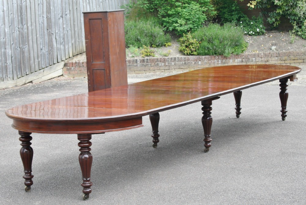 Fine Quality Early Victorian Large Mahogany Round Extending Dining Table having 6 Extra Leaves