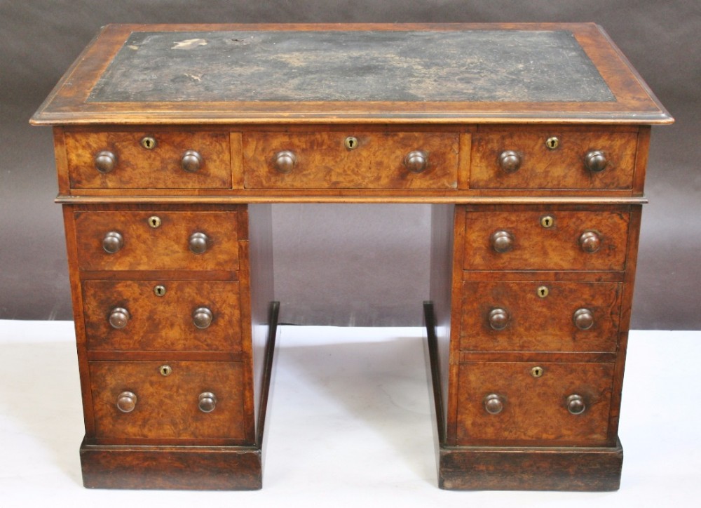 Good Quality Victorian Figured Walnut Small 3 Part 9 Drawer Kneehole Desk