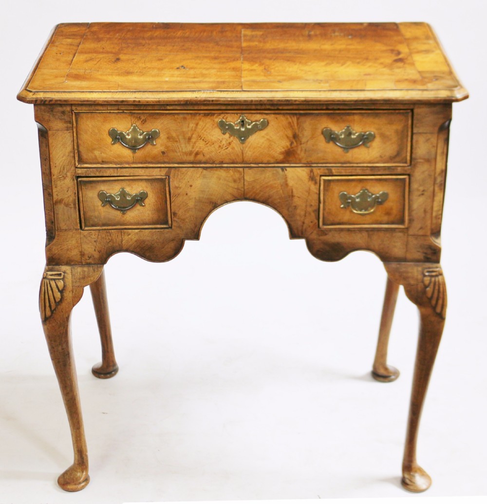 Fine Early 20thC Copy of a George 11 Figured Walnut 4 Drawer Lowboy