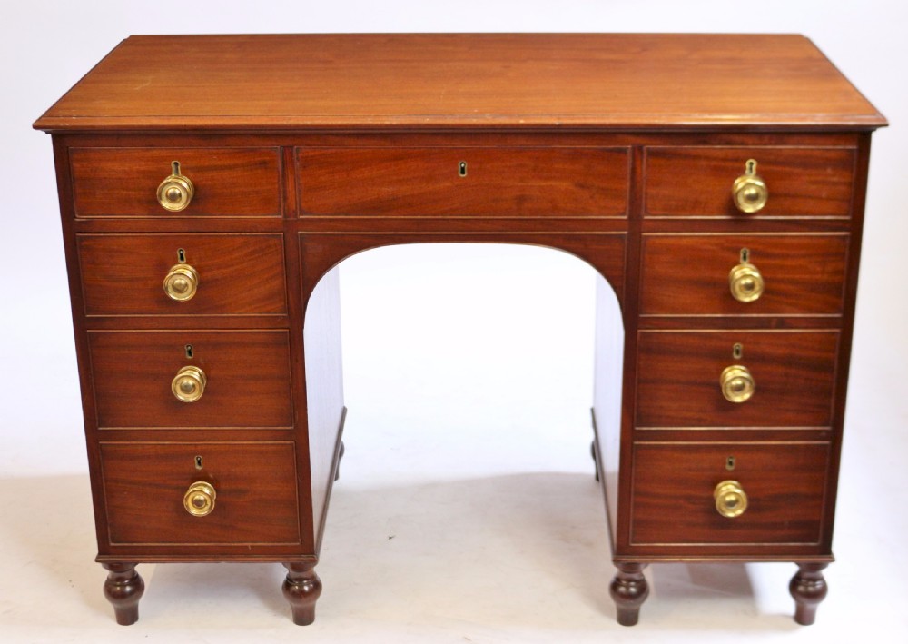 Fine Quality George 111 Mahogany 7 Drawer Kneehole Dressing Table