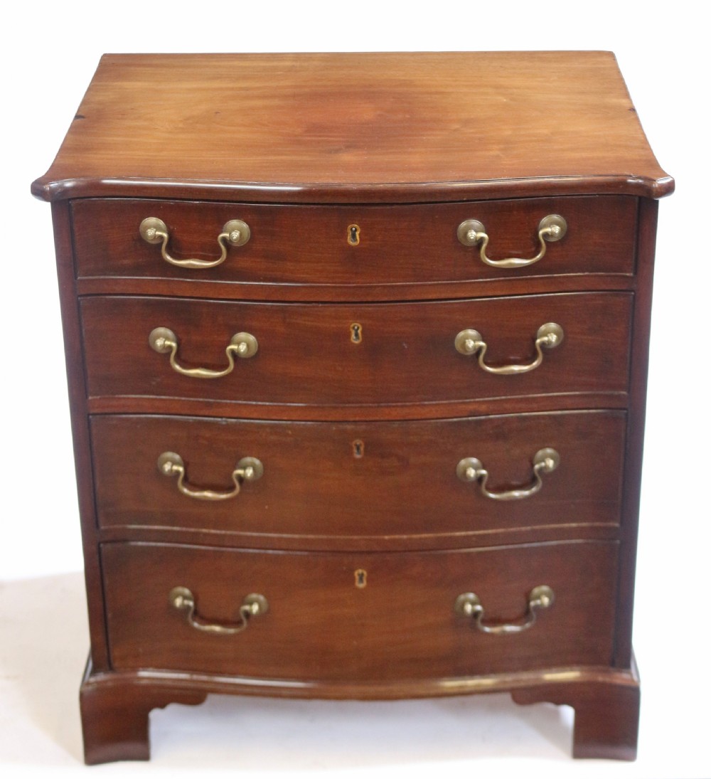 A George III mahogany serpentine chest of drawers featuring four drawers with brass swan-neck handles and bracket feet.