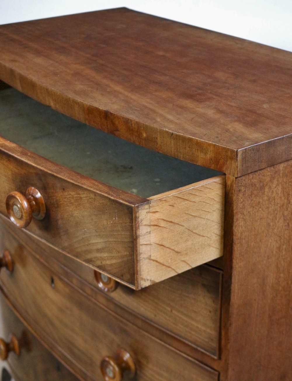 George 1V Mahogany 4 Drawer Small Bow Chest View VII