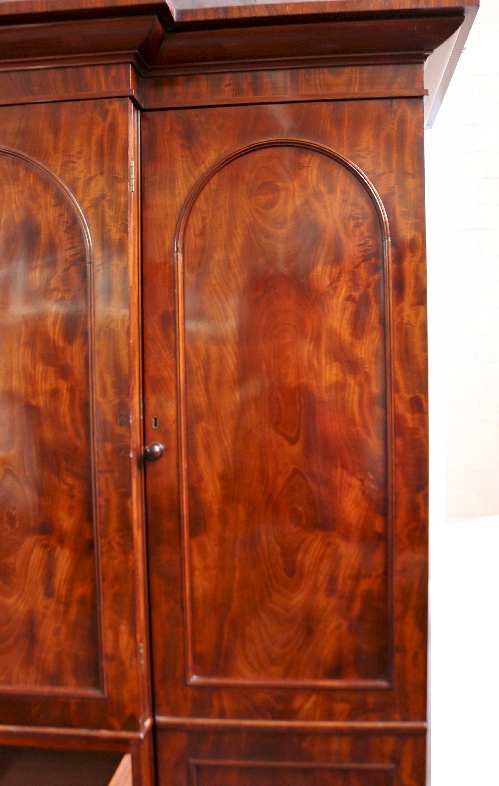 William 1V Figured Mahogany 4 Door Breakfront Wardrobe View IX