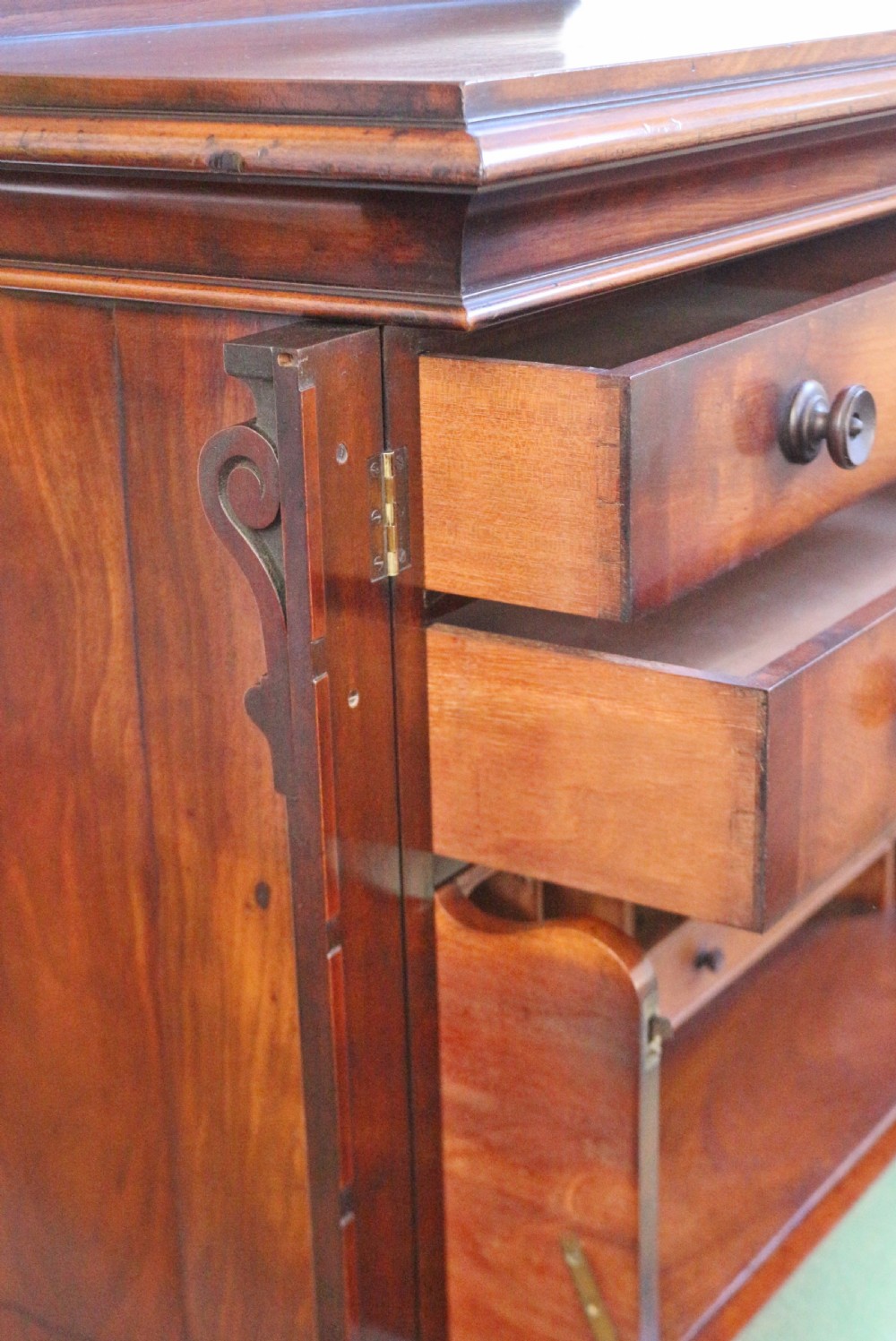 Fine Quality Early Victorian Mahogany 7 Drawer Secretaire Wellington Chest View VIII