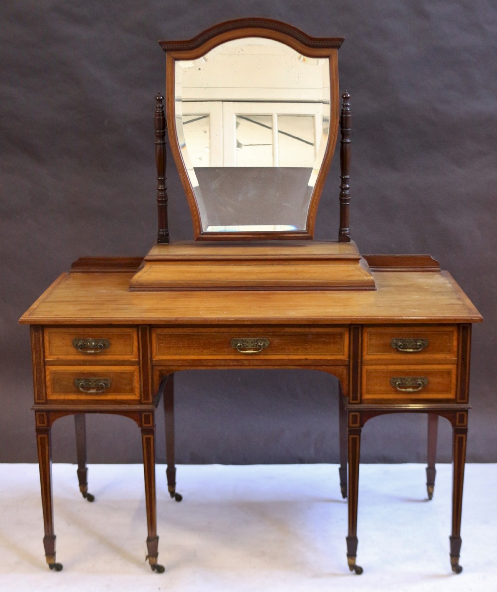 A Fine Quality Mahogany Satinwood Banded Edwardian Dressing Table