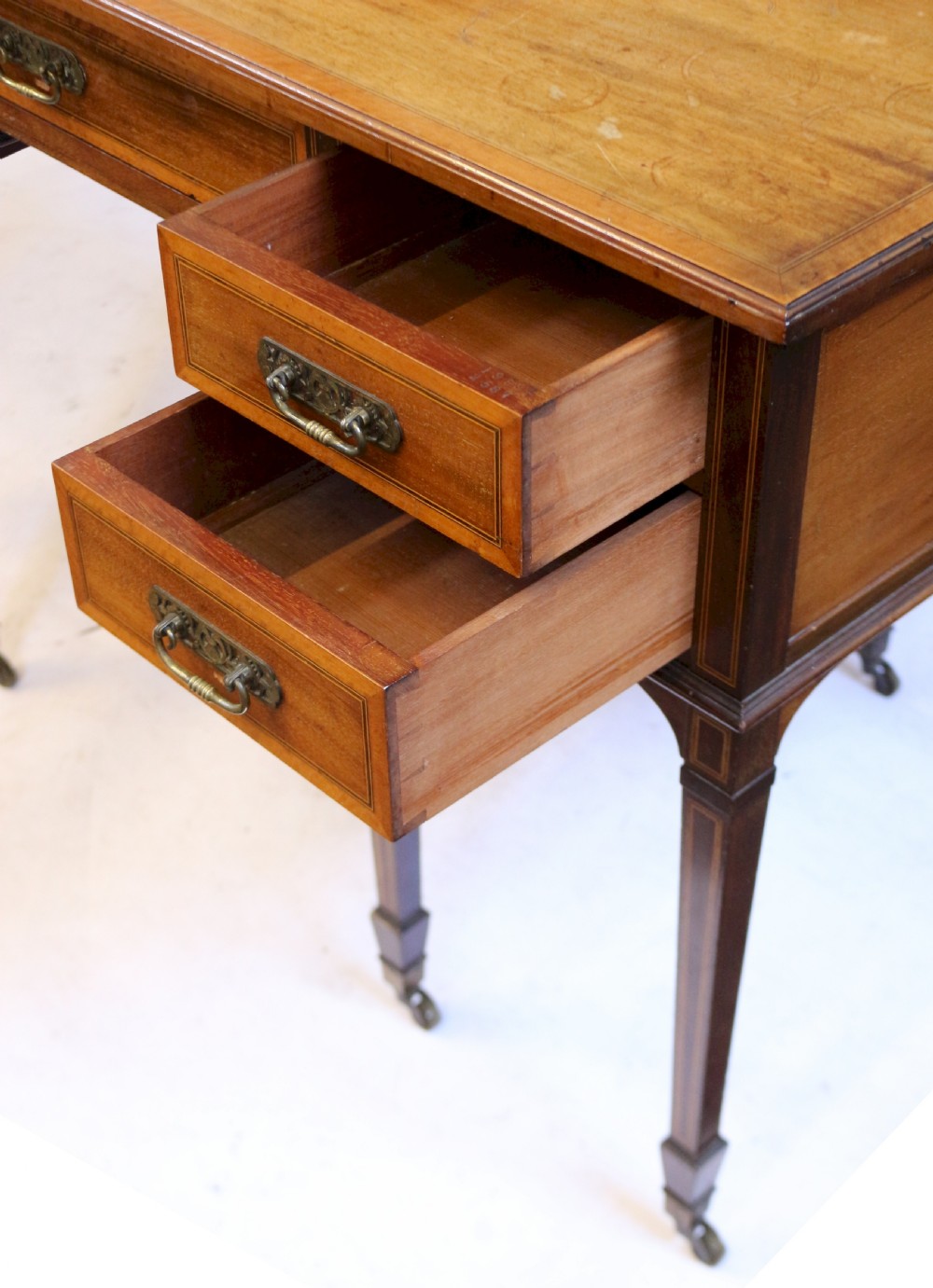 A Fine Quality Mahogany Satinwood Banded Edwardian Dressing Table View IV