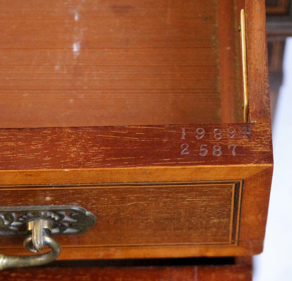 A Fine Quality Mahogany Satinwood Banded Edwardian Dressing Table View VII