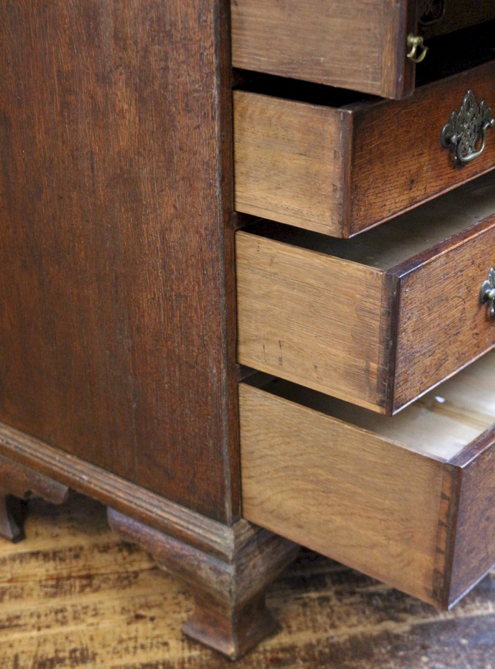 A Fine and Original George 111 Oak 4 Drawer Bureau View X