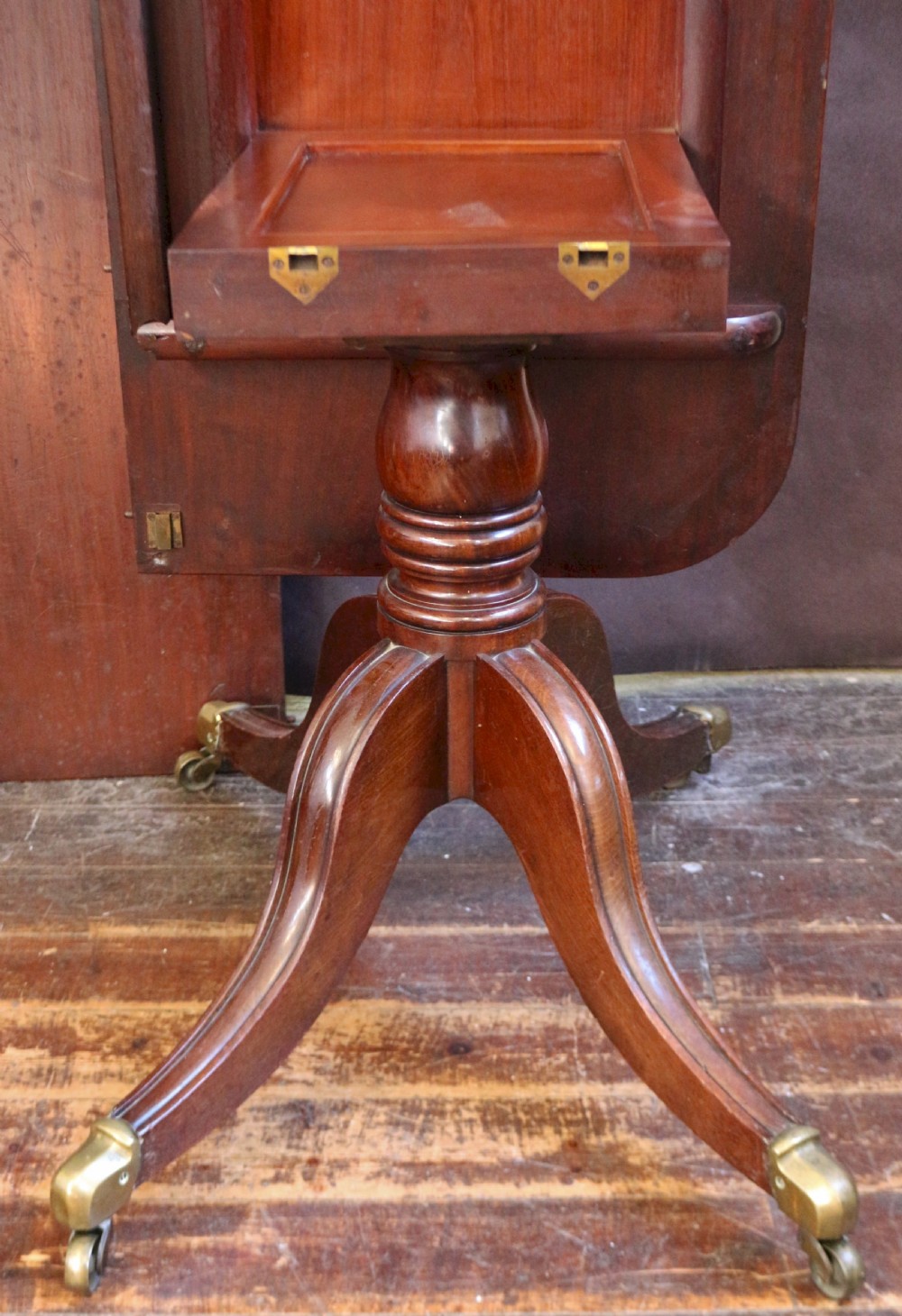 Fine Quality George 1V Mahogany 2 Pillar Dining Table View XI