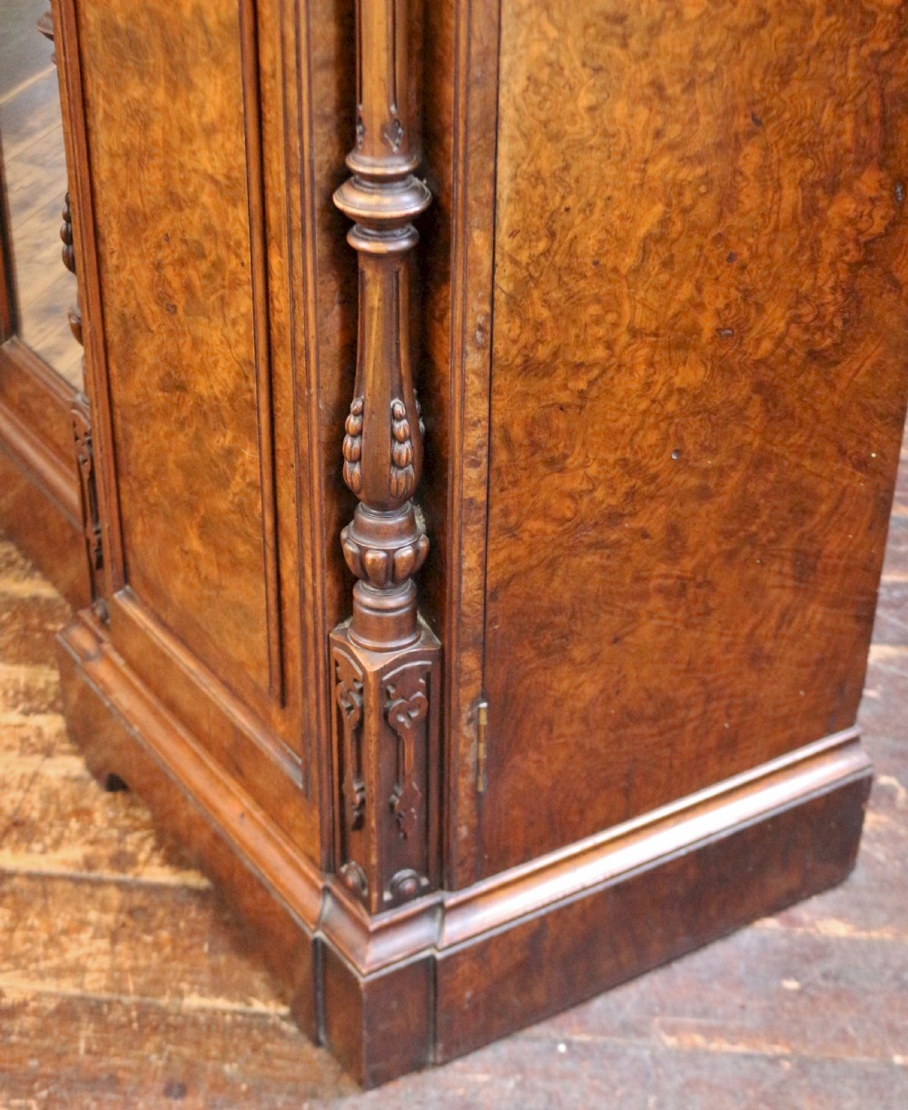 Fine Quality Figured Walnut 4 Door Inverted Breakfront Cabinet View XIII