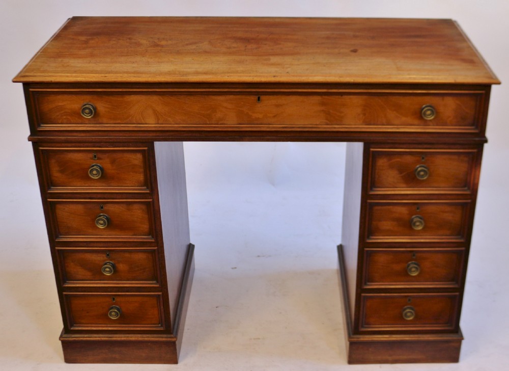 Good Quality Victorian Mahogany 9 Drawer Kneehole Desk