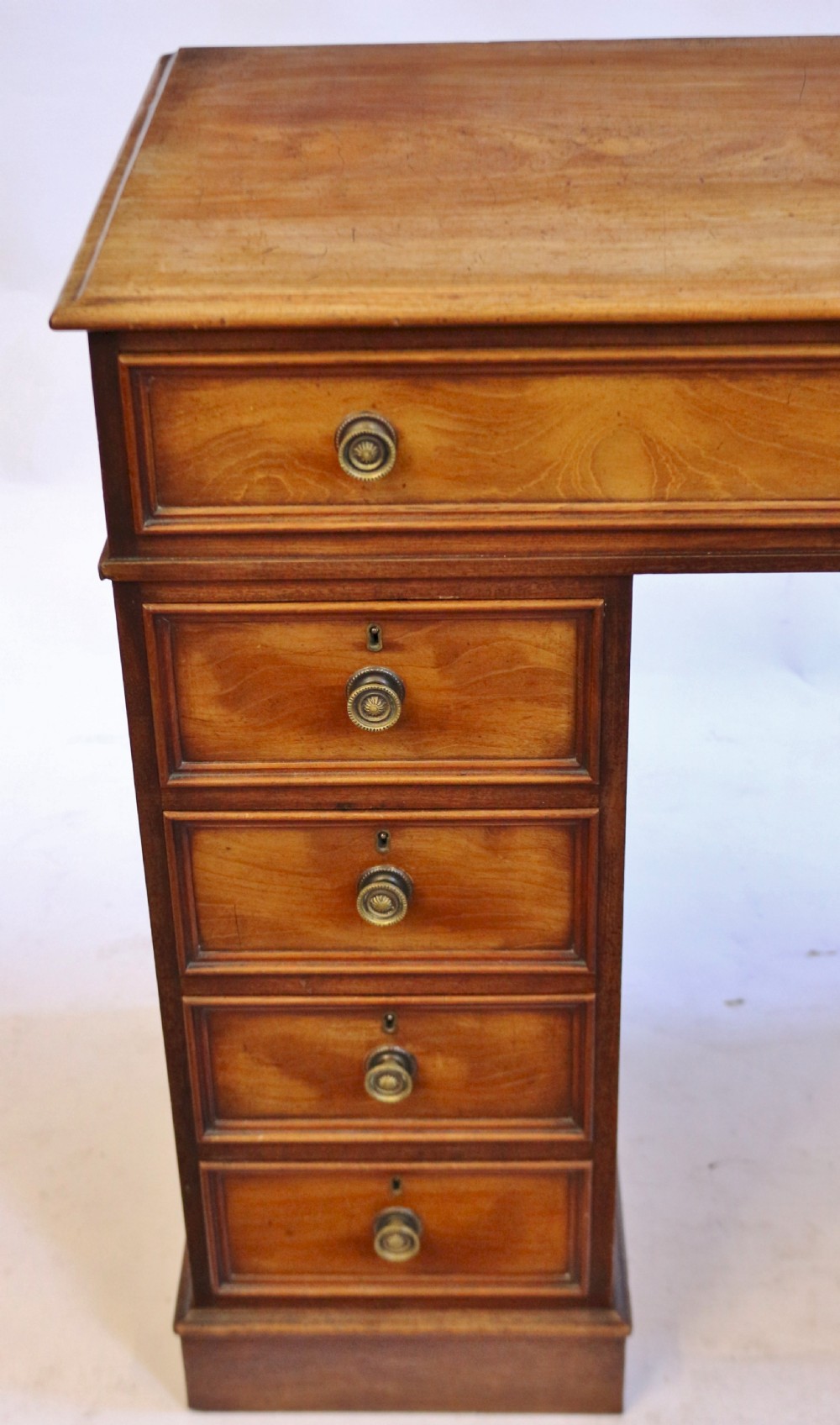 Good Quality Victorian Mahogany 9 Drawer Kneehole Desk View XIII