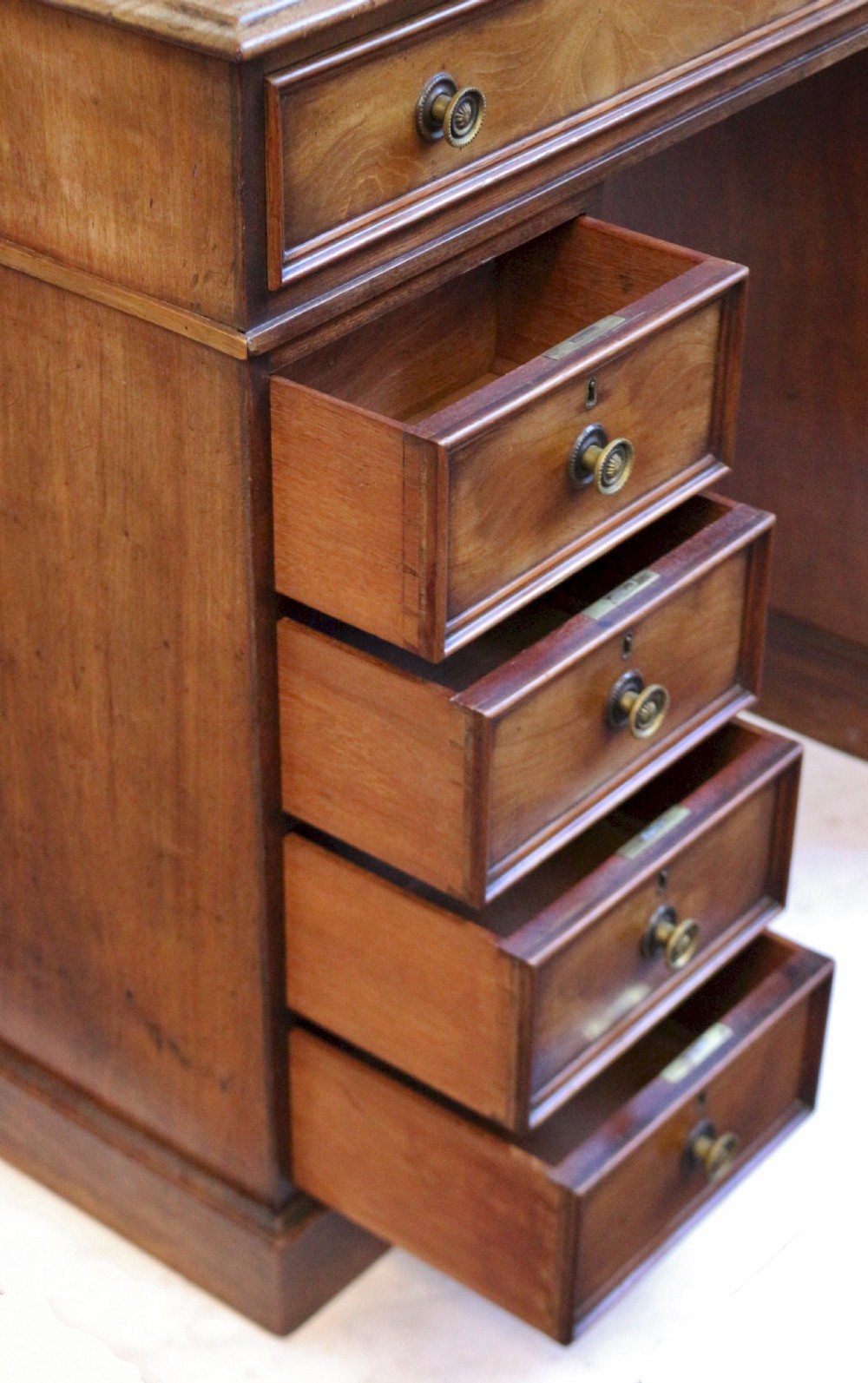 Good Quality Victorian Mahogany 9 Drawer Kneehole Desk View XIV