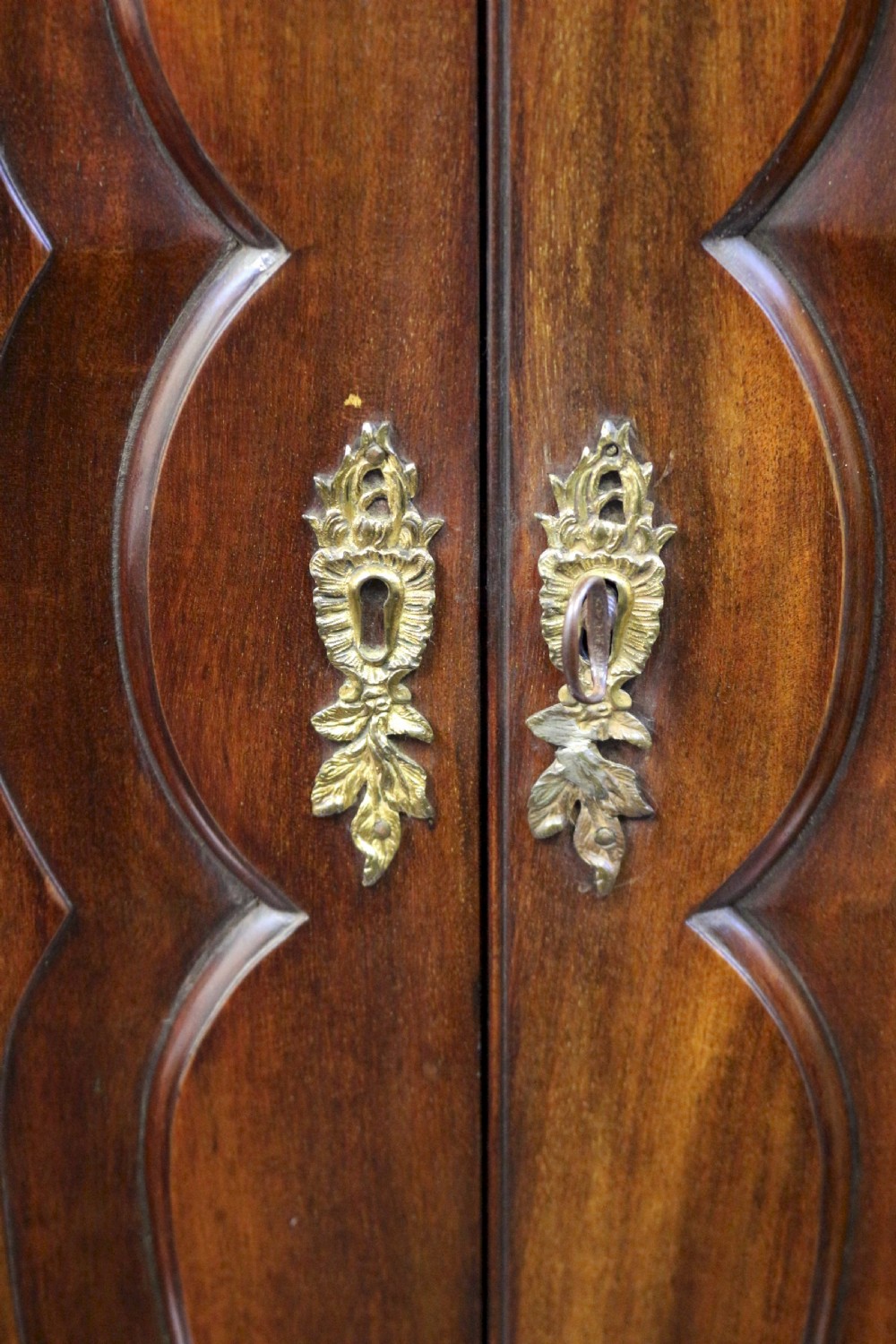 Fine Early George III Mahogany Linen Press View IX