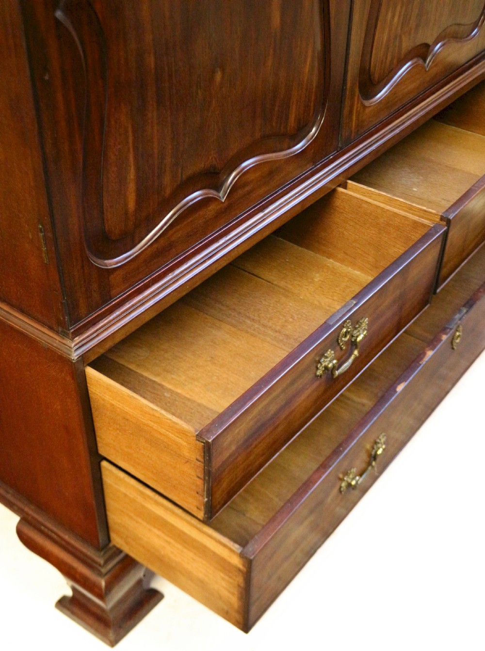 Fine Early George III Mahogany Linen Press View XI