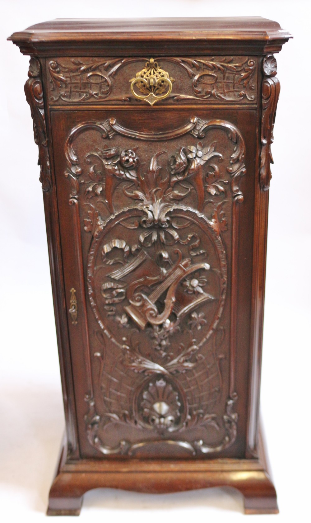 Late Victorian Mahogany Highly Carved Pair of Bedside Cupboards by Maples View V