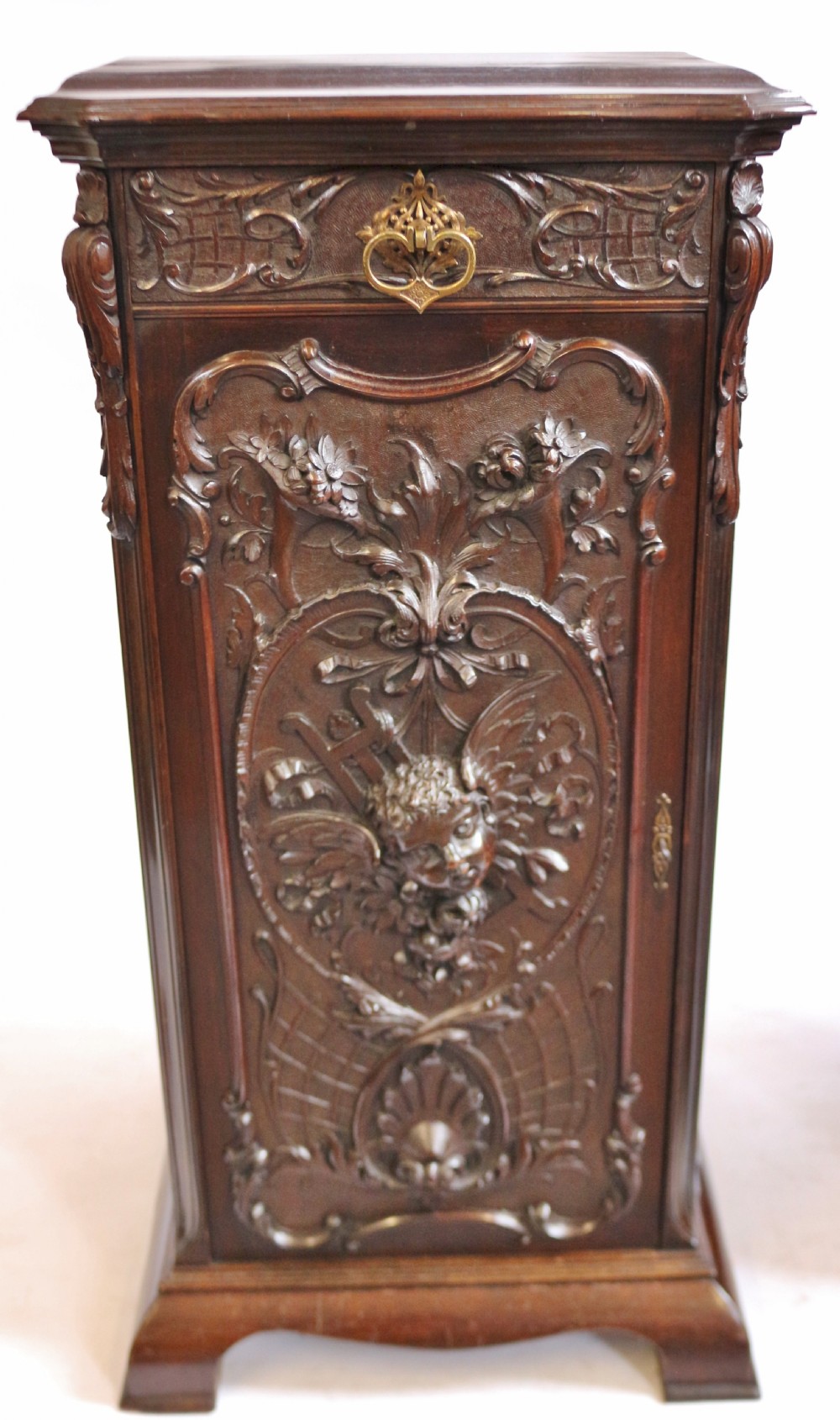 Late Victorian Mahogany Highly Carved Pair of Bedside Cupboards by Maples View VII