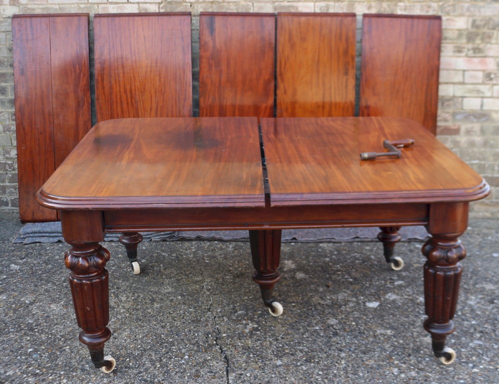 Victorian Mahogany Extending Dining Table with 6 Extra Leaves