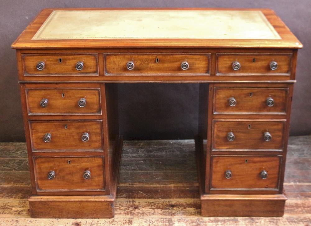 Victorian Mahogany 9 Drawer Kneehole Desk