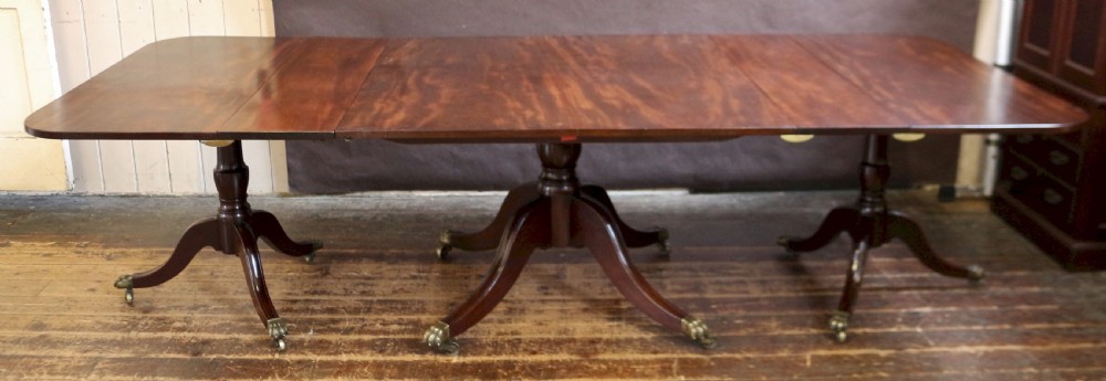 George 111 Mahogany 3 Pillar Dining Table with 2 Extra Leaves
