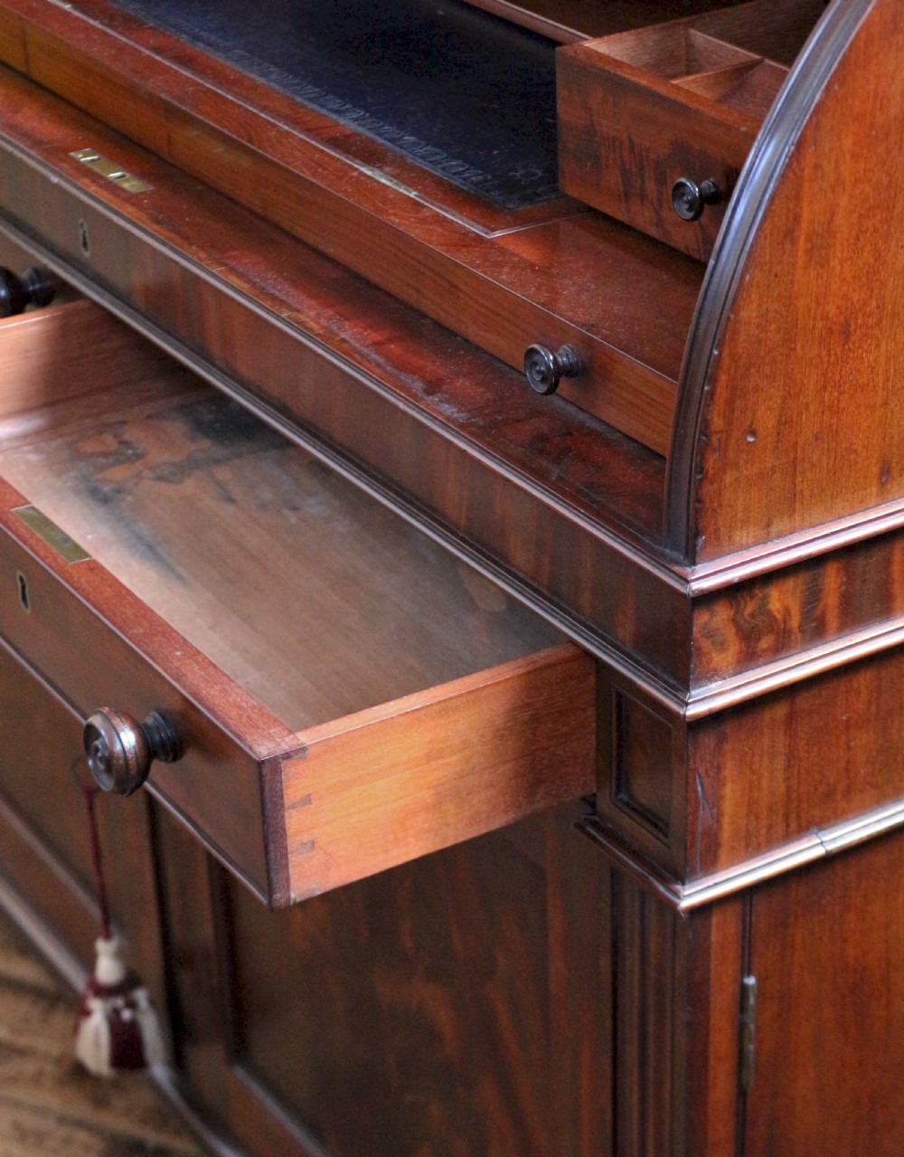 Fine Quality Geog. 1V Mahogany Cylinder Top Bureau View XIII