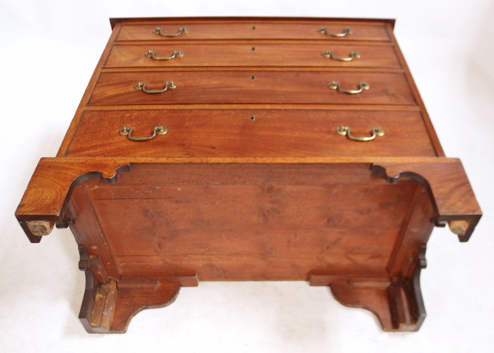 A George III mahogany four-drawer chest featuring brass swan-neck handles, keyhole escutcheons, and bracket feet. View VII