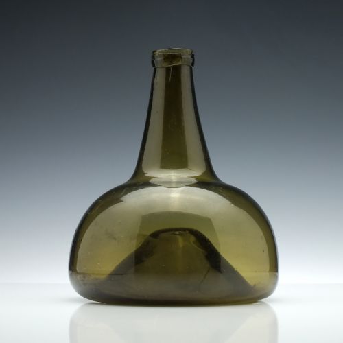 EARLY 18TH CENTURY GLASS WINE BOTTLE C1715 - ADDITIONAL PHOTO 1