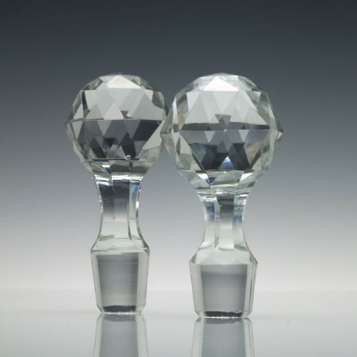 PAIR OF ANTIQUE ENGRAVED VICTORIAN GLASS DECANTERS C1880 - ADDITIONAL PHOTO 6