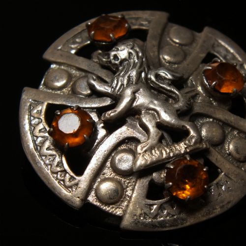 SCOTTISH SOLID SILVER CELTIC SHIELD BROOCH EDINBURGH 1957 - ADDITIONAL PHOTO 4