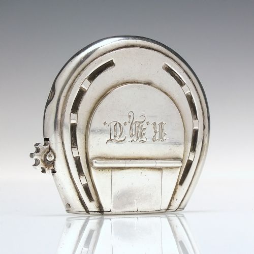 VICTORIAN SOLID SILVER HORSESHOE VESTA CASE WITH ENGRAVED CREAST 1887 - ADDITIONAL PHOTO 1