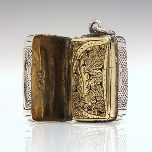 GEORGIAN SILVER VINAIGRETTE WITH ORNATE GILT FEATHER FOLIATE GRILL BIRMINGHAM 1819 - ADDITIONAL PHOTO 2