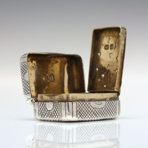 GEORGIAN SILVER VINAIGRETTE WITH ORNATE GILT FEATHER FOLIATE GRILL BIRMINGHAM 1819 - ADDITIONAL PHOTO 3