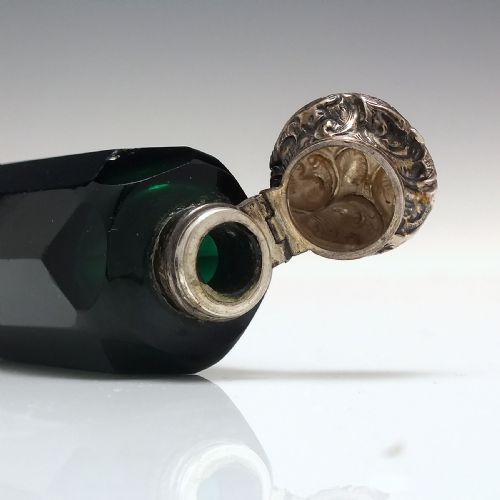 VICTORIAN BRISTOL GREEN GLASS PERFUME BOTTLE C1860 - ADDITIONAL PHOTO 3