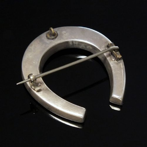 EXCEEDINGLY RARE VICTORIAN SILVER TIGERS EYE HORSESHOE BROOCH C1860 - ADDITIONAL PHOTO 3