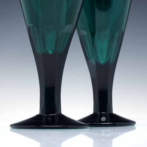 RARE PAIR OF EARLY 19TH CENTURY GEORGIAN GREEN TRUMPET WINE GLASSES C1800 - ADDITIONAL PHOTO 1