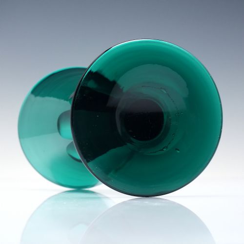RARE PAIR OF EARLY 19TH CENTURY GEORGIAN GREEN TRUMPET WINE GLASSES C1800 - ADDITIONAL PHOTO 2
