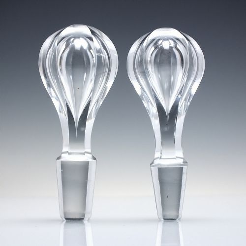 PAIR OF VICTORIAN UNION ENGRAVED SHAFT GLOBE GLASS DECANTERS C1880 - ADDITIONAL PHOTO 4