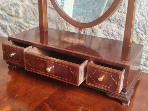 MAHOGANY SHIELD SHAPED TOILET MIRROR CIRCA 1760 - ADDITIONAL PHOTO 6