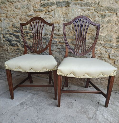 PAIR OF MAHOGANY HEPPLEWHITE CHAIRS CIRCA 1790 - ADDITIONAL PHOTO 1
