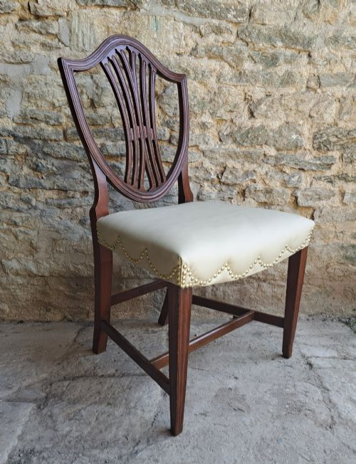 PAIR OF MAHOGANY HEPPLEWHITE CHAIRS CIRCA 1790 - ADDITIONAL PHOTO 2