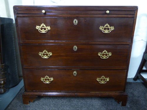 Mahogany chest of drawers with brushing slide circa 1740