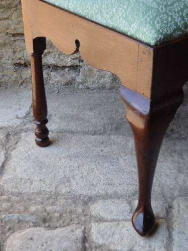 A walnut Queen Anne corner chair with a curved horseshoe armrest, two pierced splats, a green patterned upholstered drop-in seat, and a front cabriole leg. View V